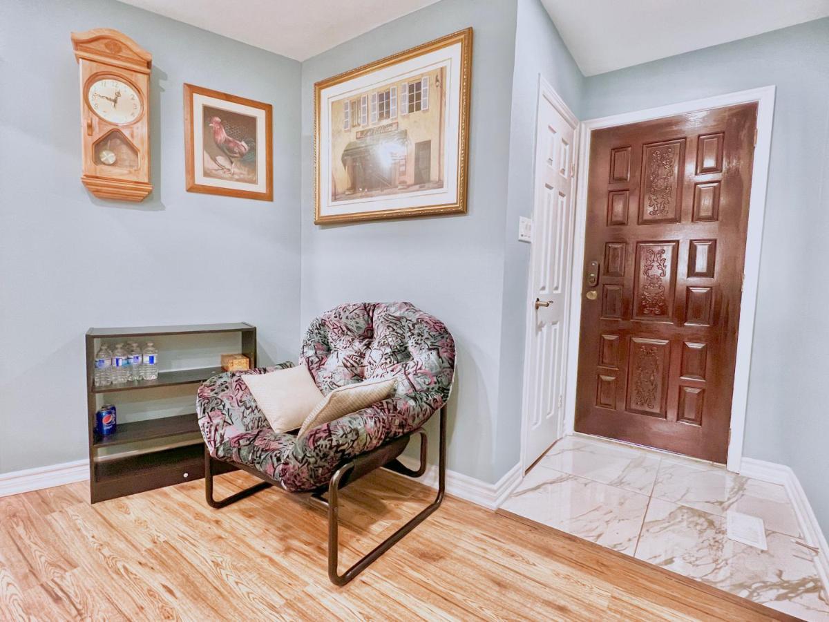 Newly Renovated Detached Near Finch Subway Station Privatunterkunft *