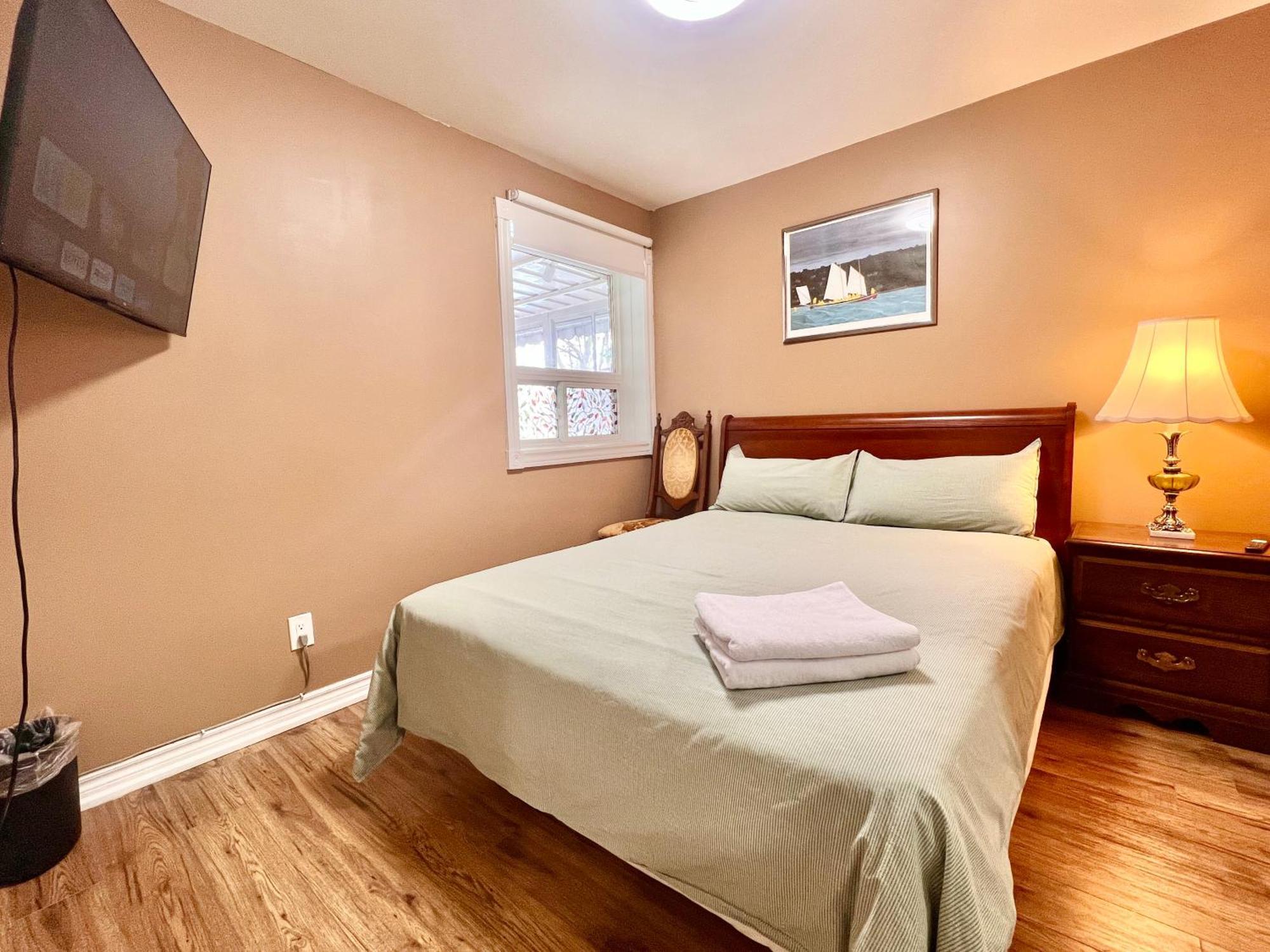 Privatunterkunft Newly Renovated Detached Near Finch Subway Station *